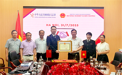 Trao Kỷ niệm chương “Vì sự nghiệp nông nghiệp và phát triển nông thôn” cho đồng chí Lý Tưởng, Bí thư thứ ba, Đại sứ quán Nước CHND Trung Hoa tại Việt Nam