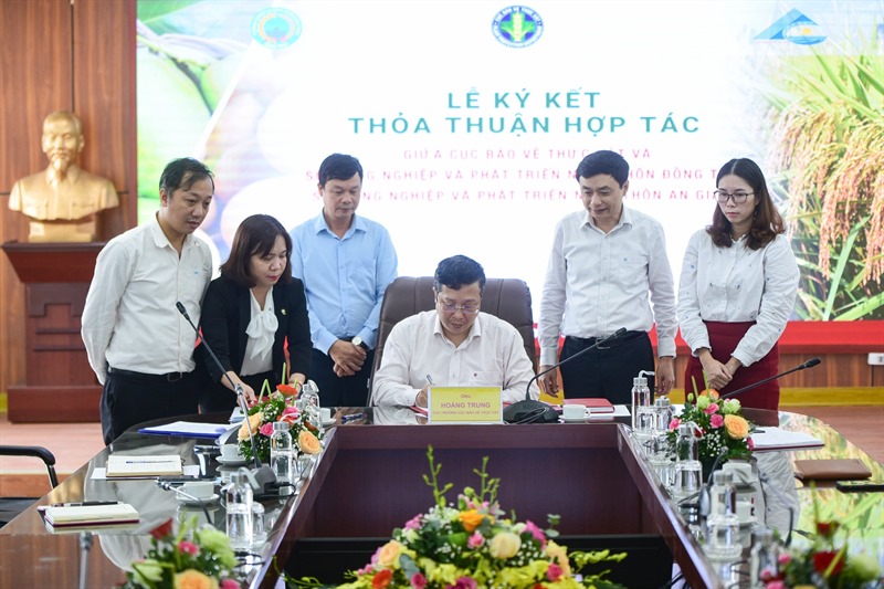 Lễ ký kết thỏa thuận hợp tác giữa Cục Bảo vệ thực vật và  Sở Nông nghiệp và Phát triển nông thôn các tỉnh Đồng Tháp, An Giang